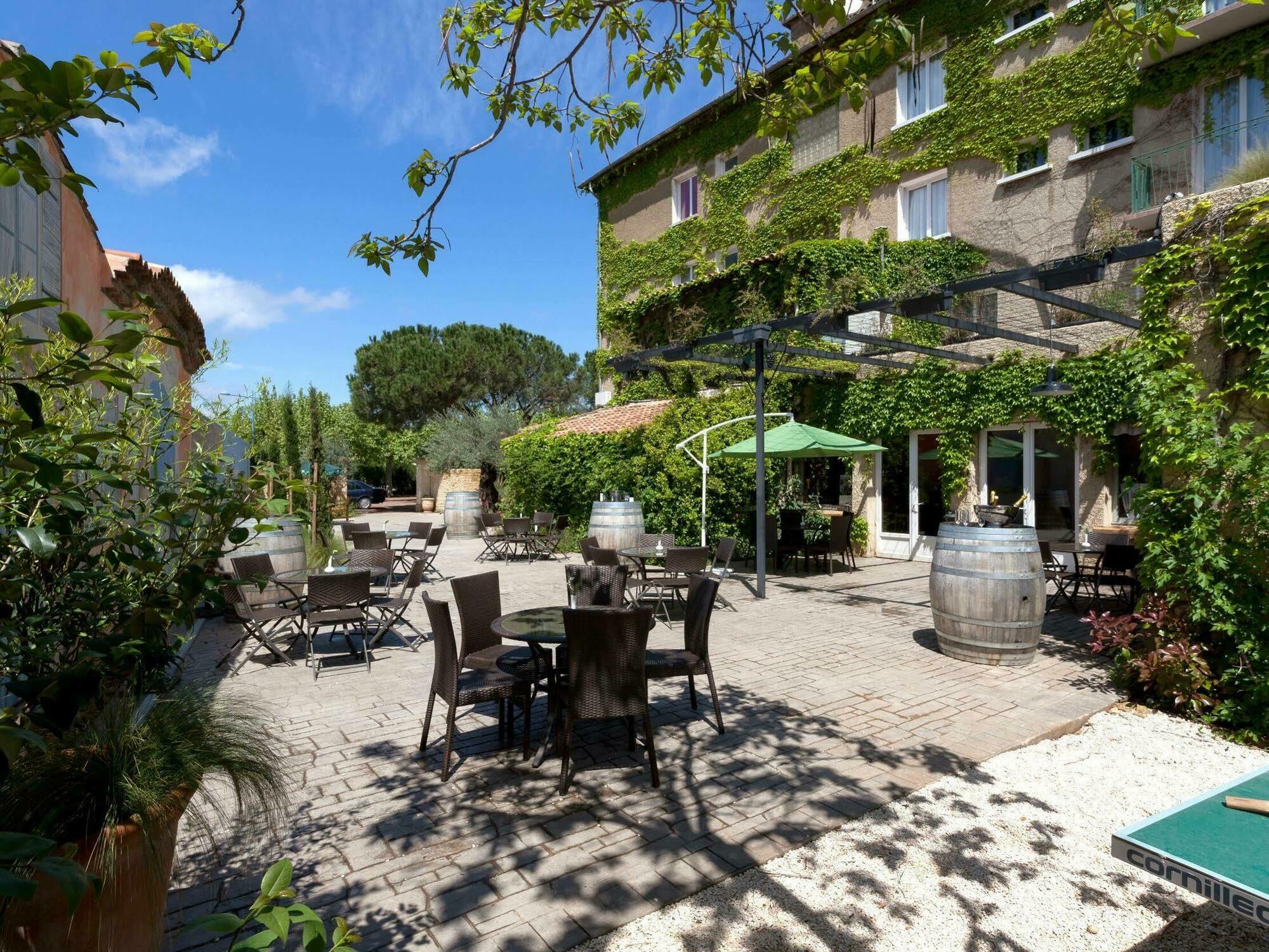 Logis Vignes Blanches*** Hotel Cosy Et Restaurant De Terroir Beaucaire  Exterior photo